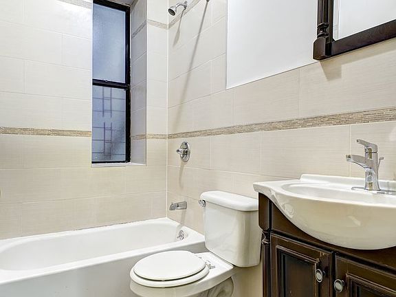 5th image of 70 Pinehurst Ave #3