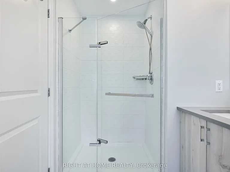 45 Mandevilla Cres — Photo 20