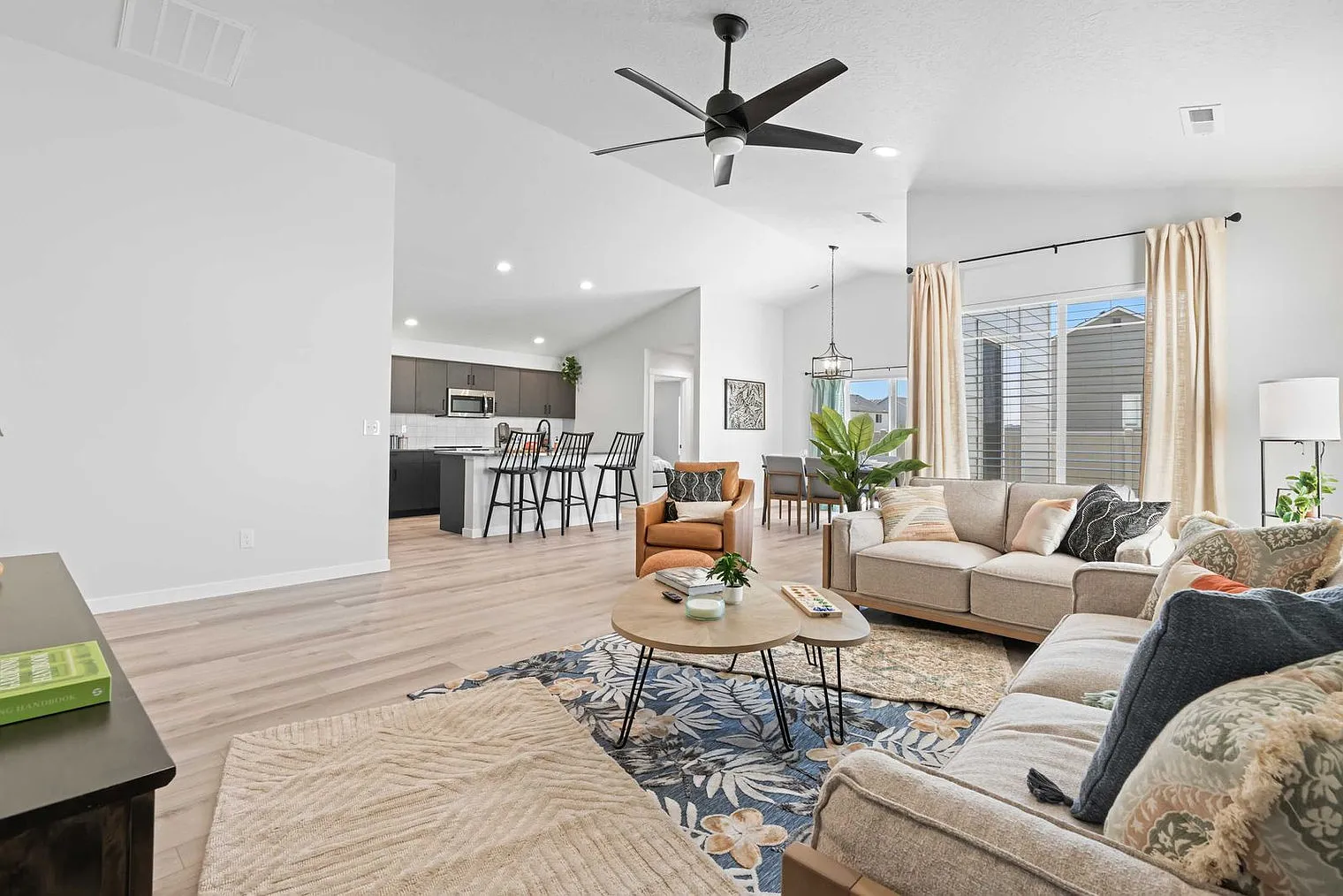 4 bed, 2.0 bath, 2195 sqft, $7,117 — Photo 4