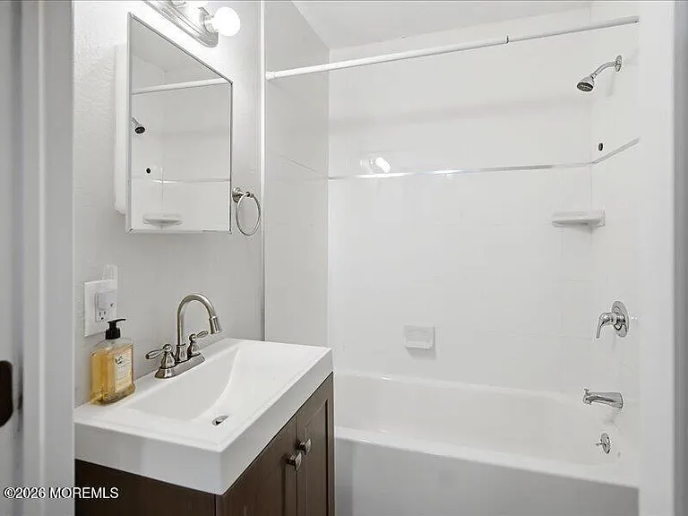 22 Carpenter St — Photo 16