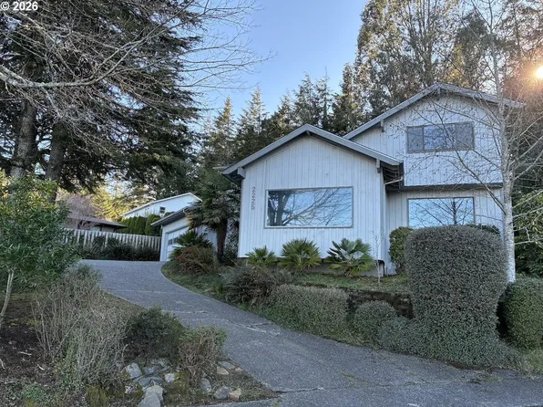 2225 Maine Ct, North Bend, OR 97459