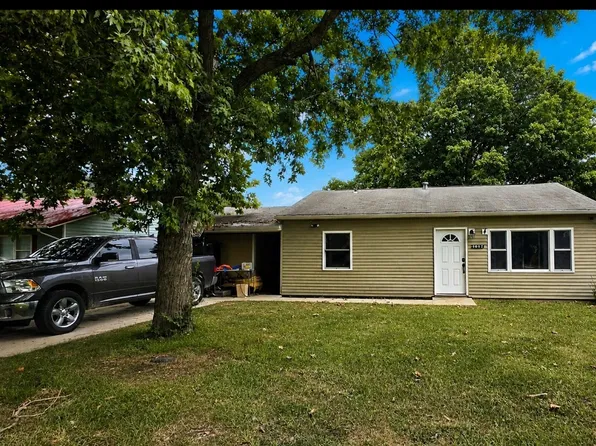 1017 S Eastview Dr, Tuscola, IL 61953