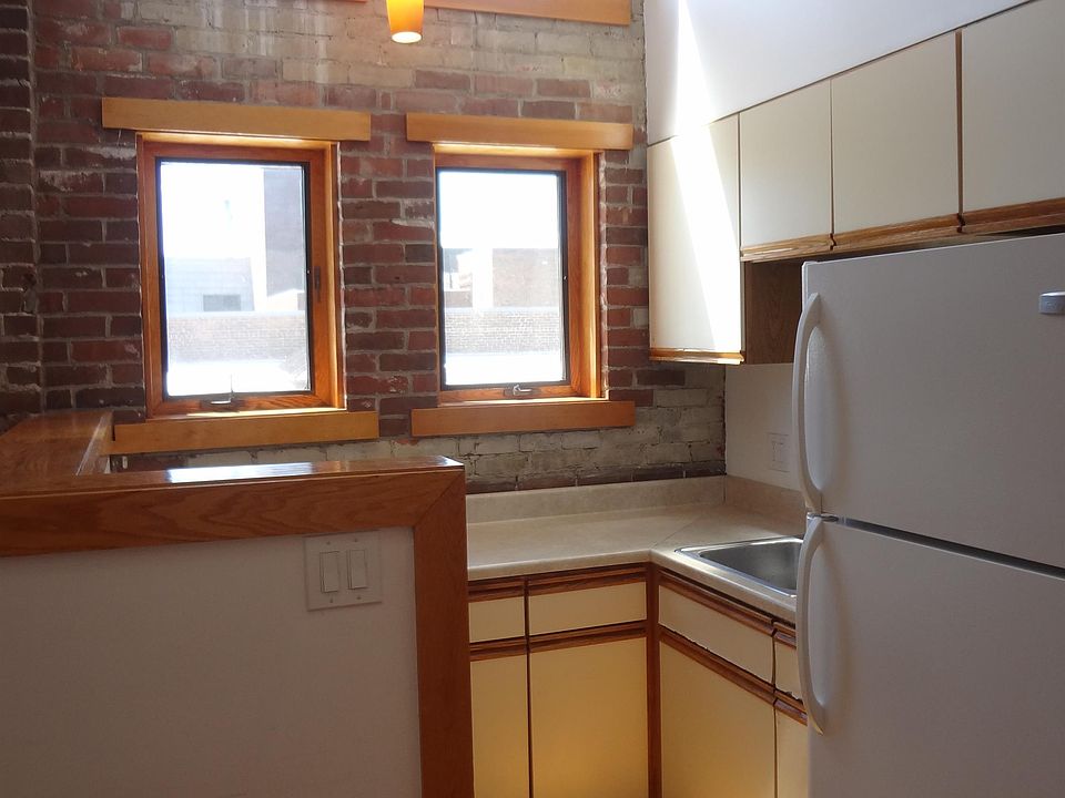 Kitchen (please see later photos for new cabinets)