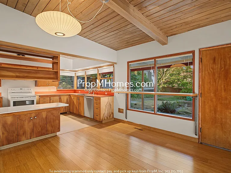 1027 SE 23rd Ave — Photo 6