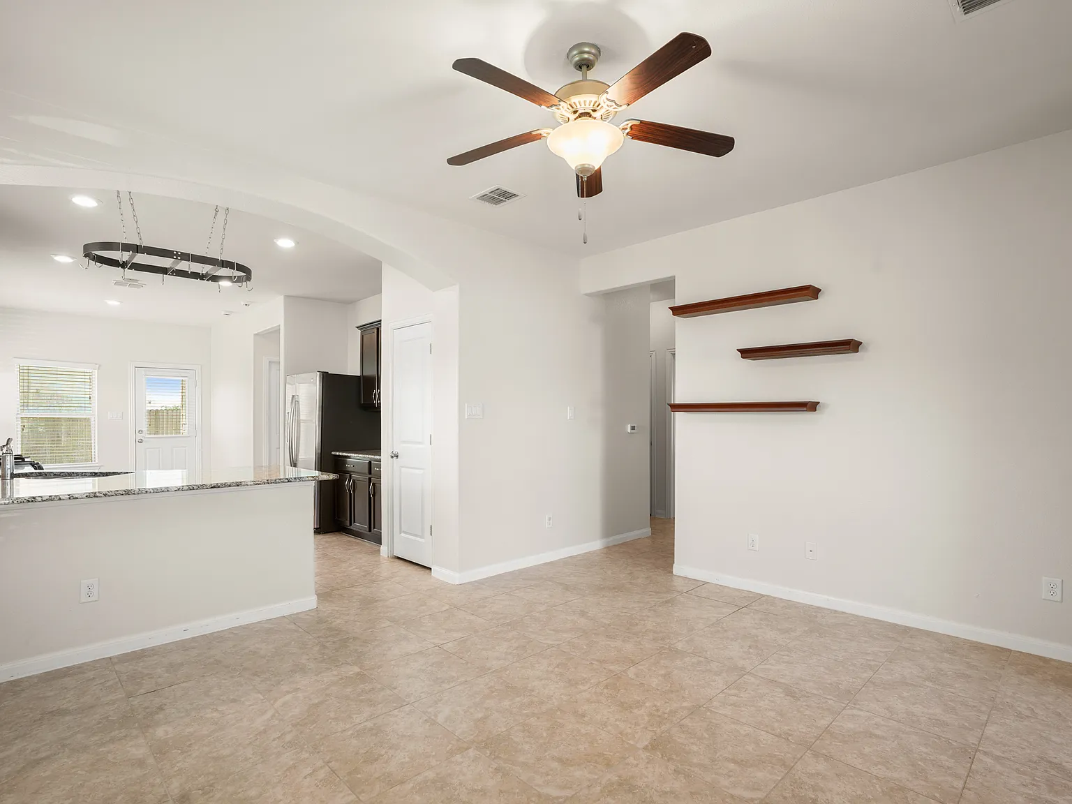 3 bed, 1353 sqft, $1,950 — Photo 4