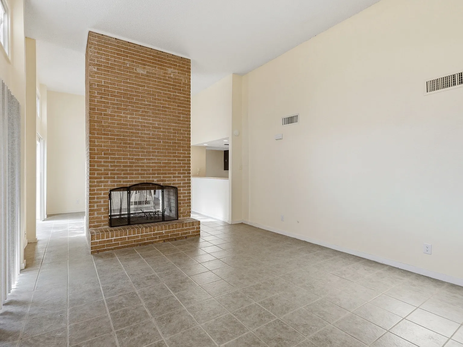 2 bed, 1128 sqft, $1,800 — Photo 4