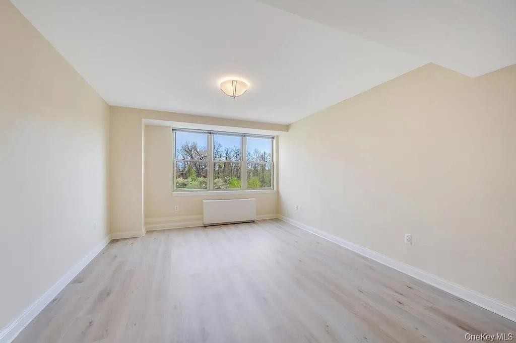 1 bed, 1.0 bath, 734 sqft, $6,460 — Photo 2