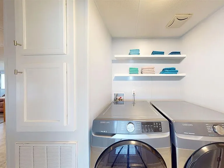 10728 Poplar St NE — Photo 36