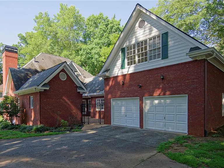 1150 Goodwin Pl — Photo 3