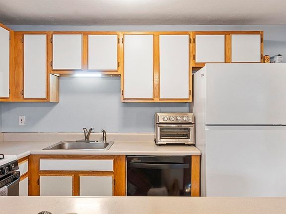 5th image of 360 Littleton Rd Unit D8