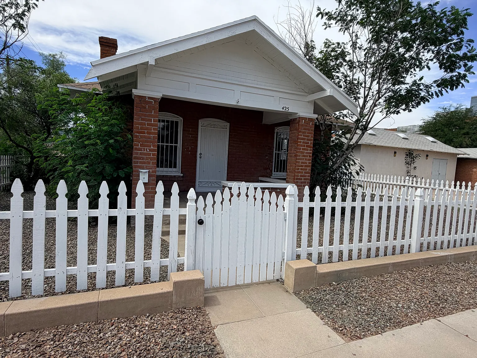 3 bed, 918 sqft, $2,200 — Photo 1