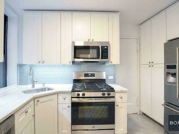 5th image of 220 W 71st St APT 31