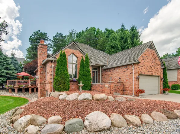 16440 Dusklight Dr, Fenton, MI 48430