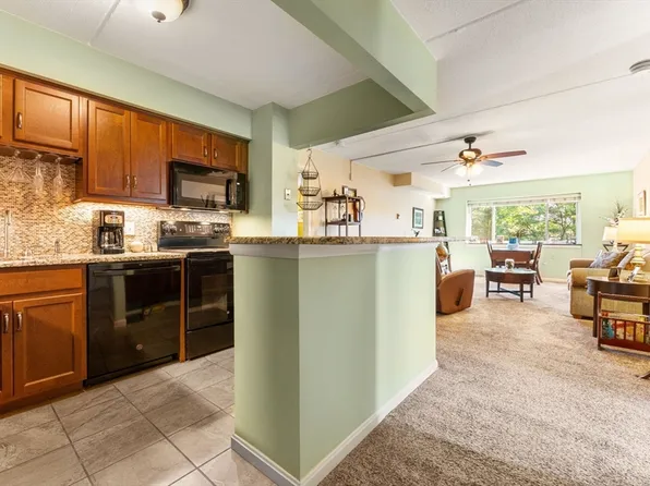 4975 Washington St #411, West Roxbury, MA 02132