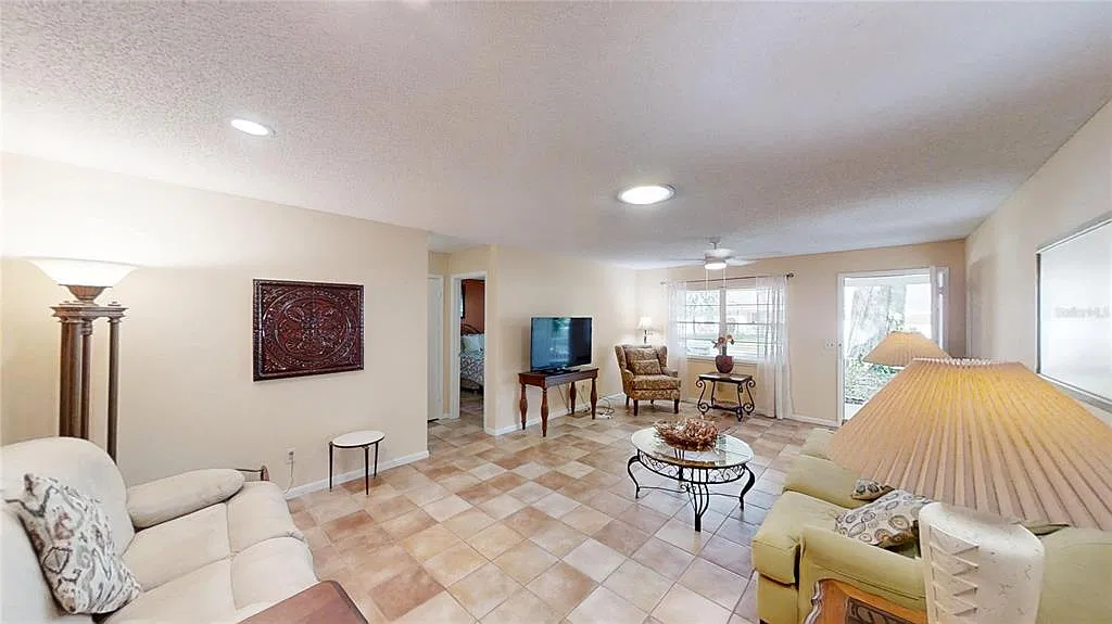2 bed, 2.0 bath, 1369 sqft, $1,600 — Photo 4