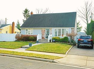 102 Willets Dr, Syosset, NY 11791