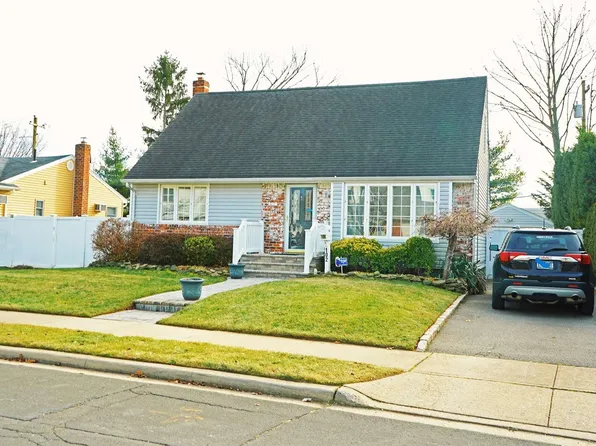 102 Willets Drive, Syosset, NY 11791