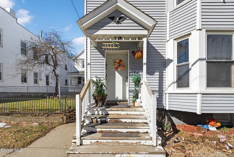 2nd image of 1525 6th Avenue