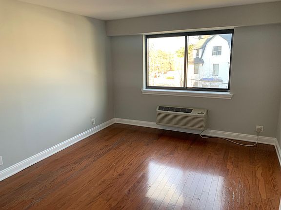 5th image of 60 Parkway Dr E APT 2K