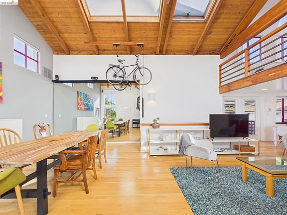 5th image of 2932 Filbert St APT 2