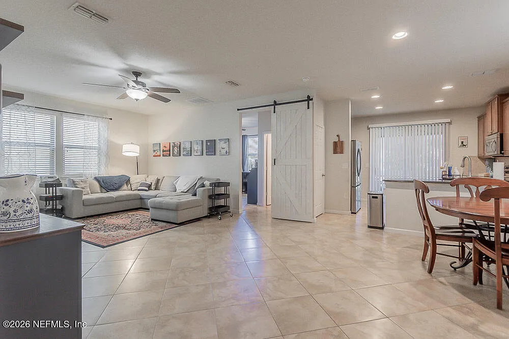 3 bed, 2.5 bath, 2136 sqft, $2,650 — Photo 2