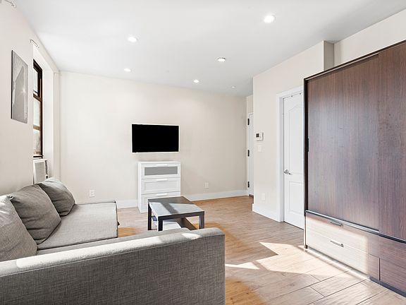 4th image of 528 E 5th St #3R