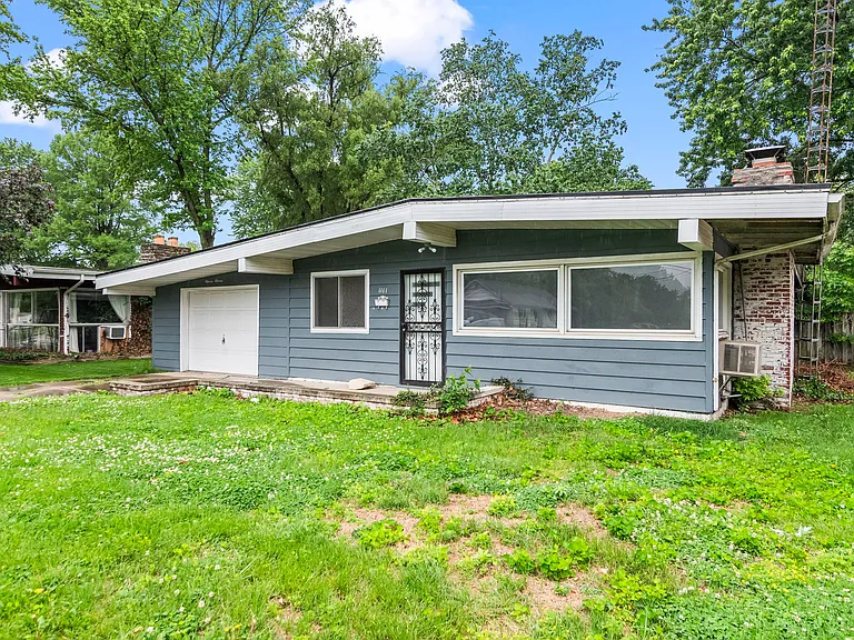 1111 Bruns Ln — Photo 1