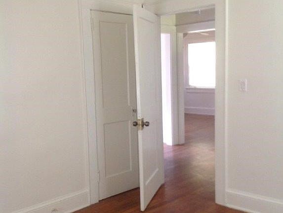 3rd image of 827 Interurban Ave