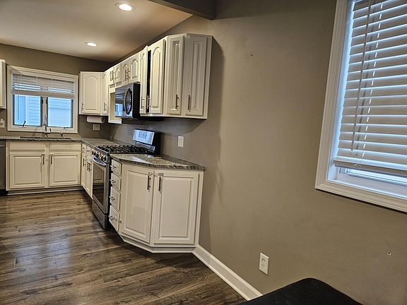 5th image of 8129 Wicker Park Dr