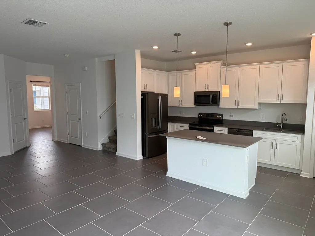 3 bed, 2.5 bath, 1674 sqft, $2,100 — Photo 3