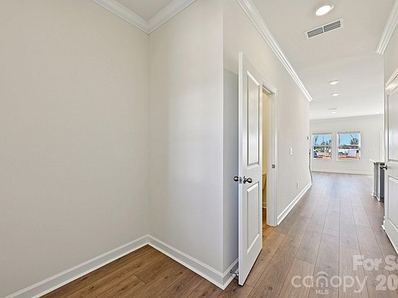 3rd image of 410 Markridge Loop