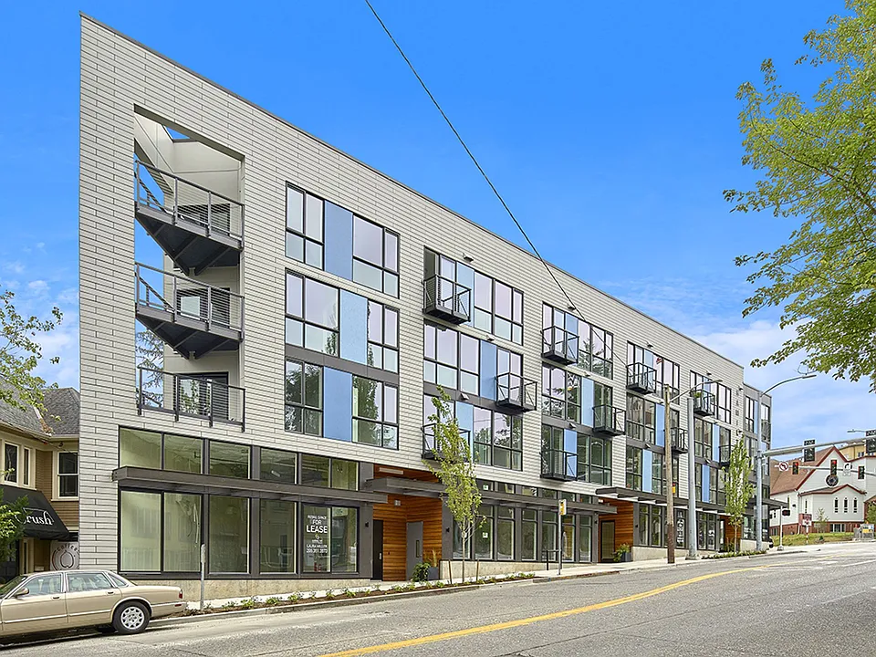 Hamilton- Your Bright, Modern City Home!