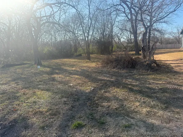 420 S Division St, Coweta, OK 74429