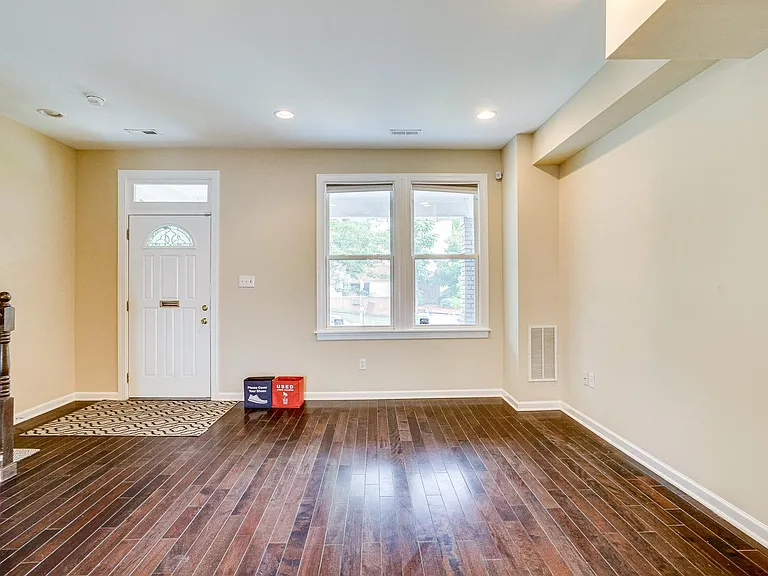 321 U St NE — Photo 4