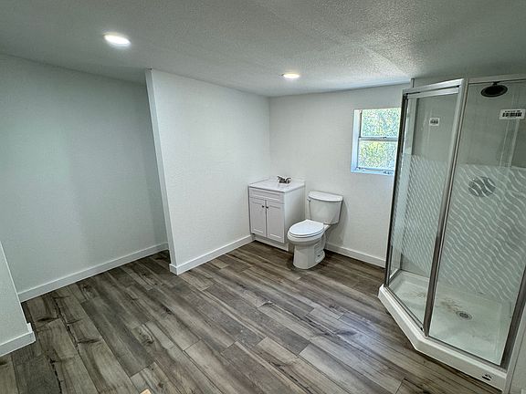 4th image of 909 N Avenue B