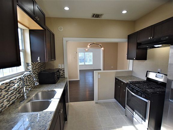 5th image of 608 W Rosewood Ave