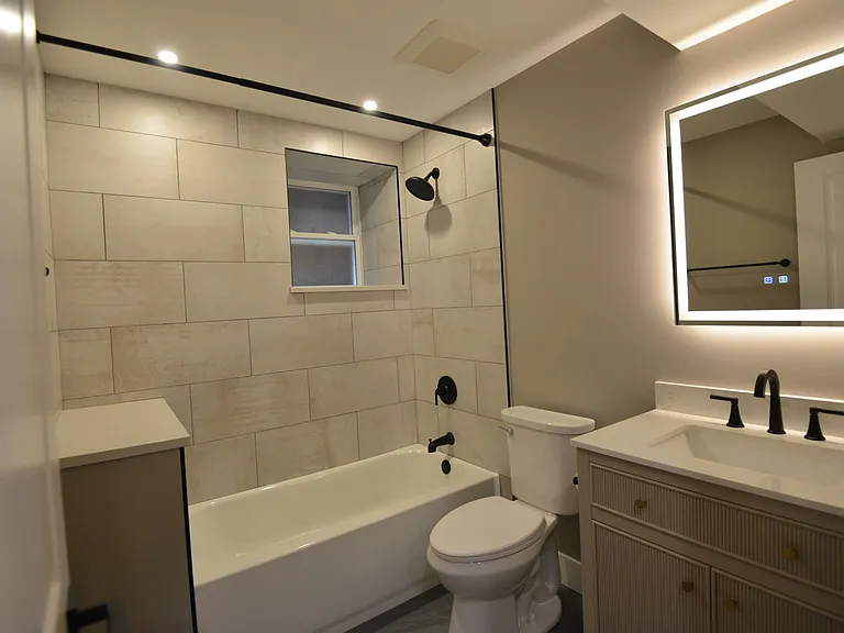 4113 N Damen — Photo 18