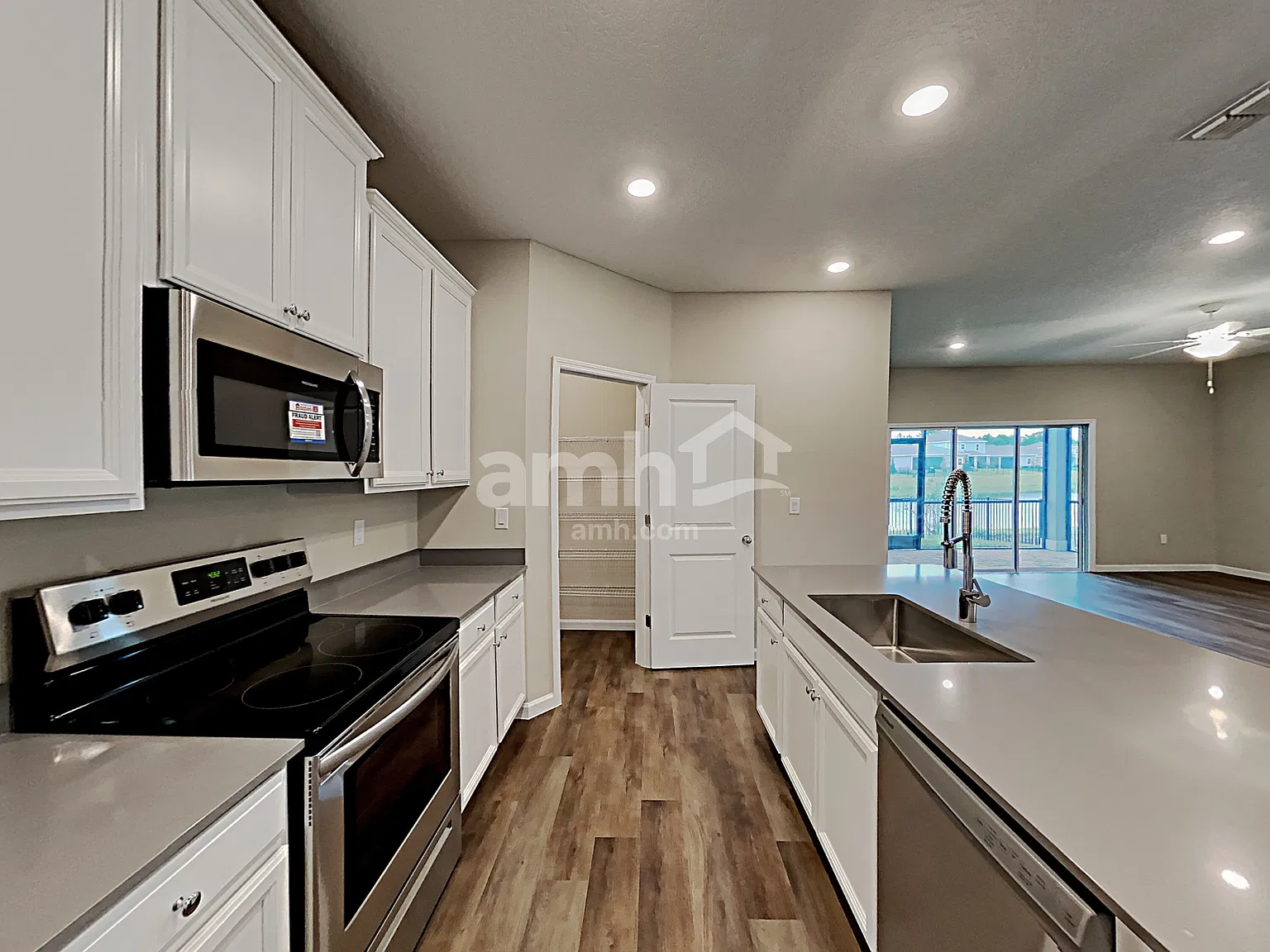 4 bed, 3.0 bath, 2028 sqft, $2,525 — Photo 4