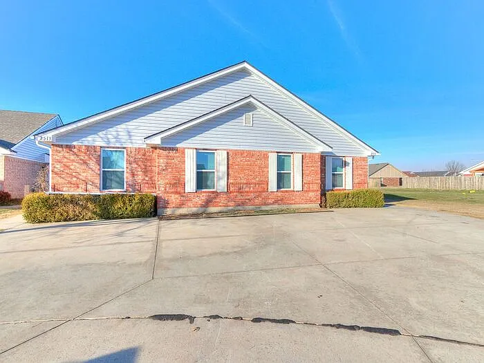 2515 Leeds Ln — Photo 3