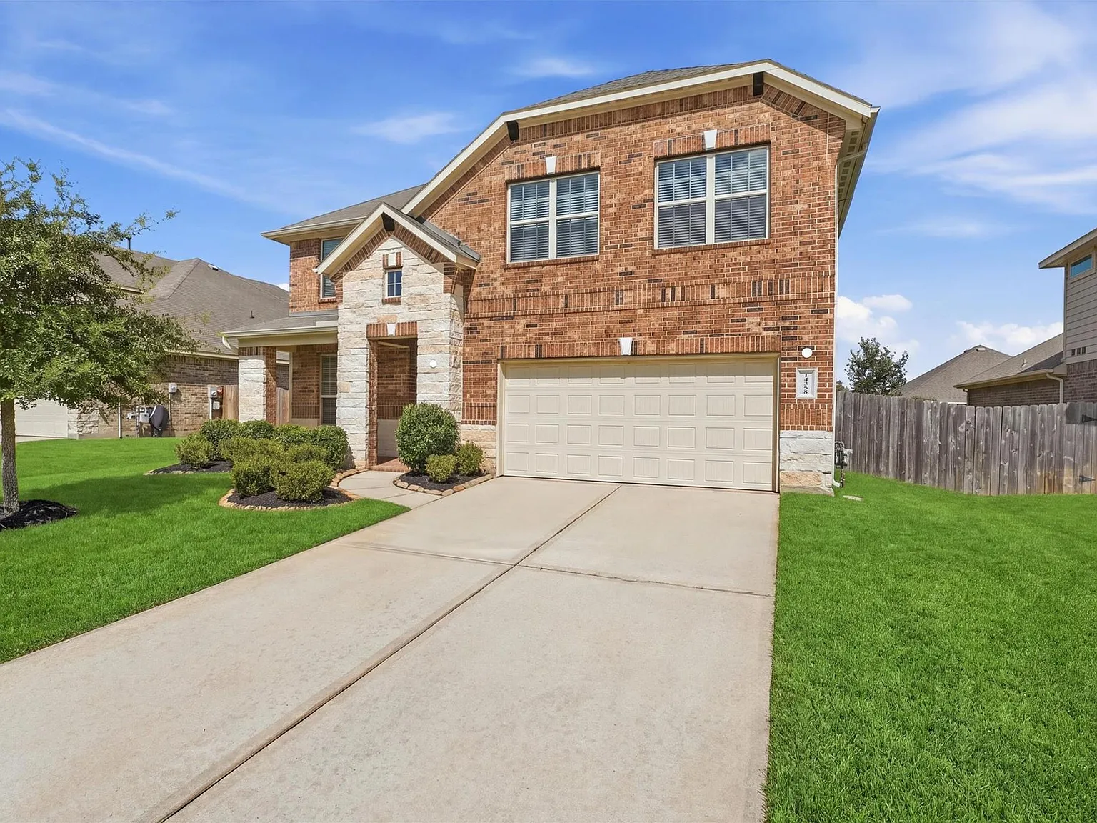 5 bed, 3.0 bath, 2802 sqft, $2,850 — Photo 2