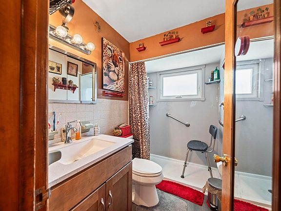 4th image of 1047 E Jenkins Ave