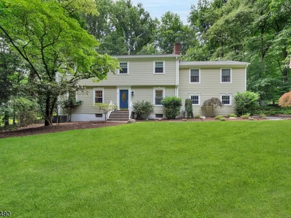 8 Barnfield Ct, Upper Saddle River Boro, NJ 07458