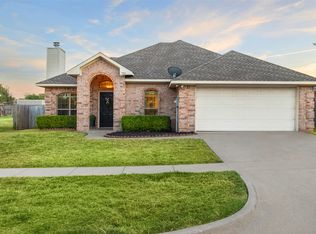 903 E Burnett St, Ennis, TX 75119