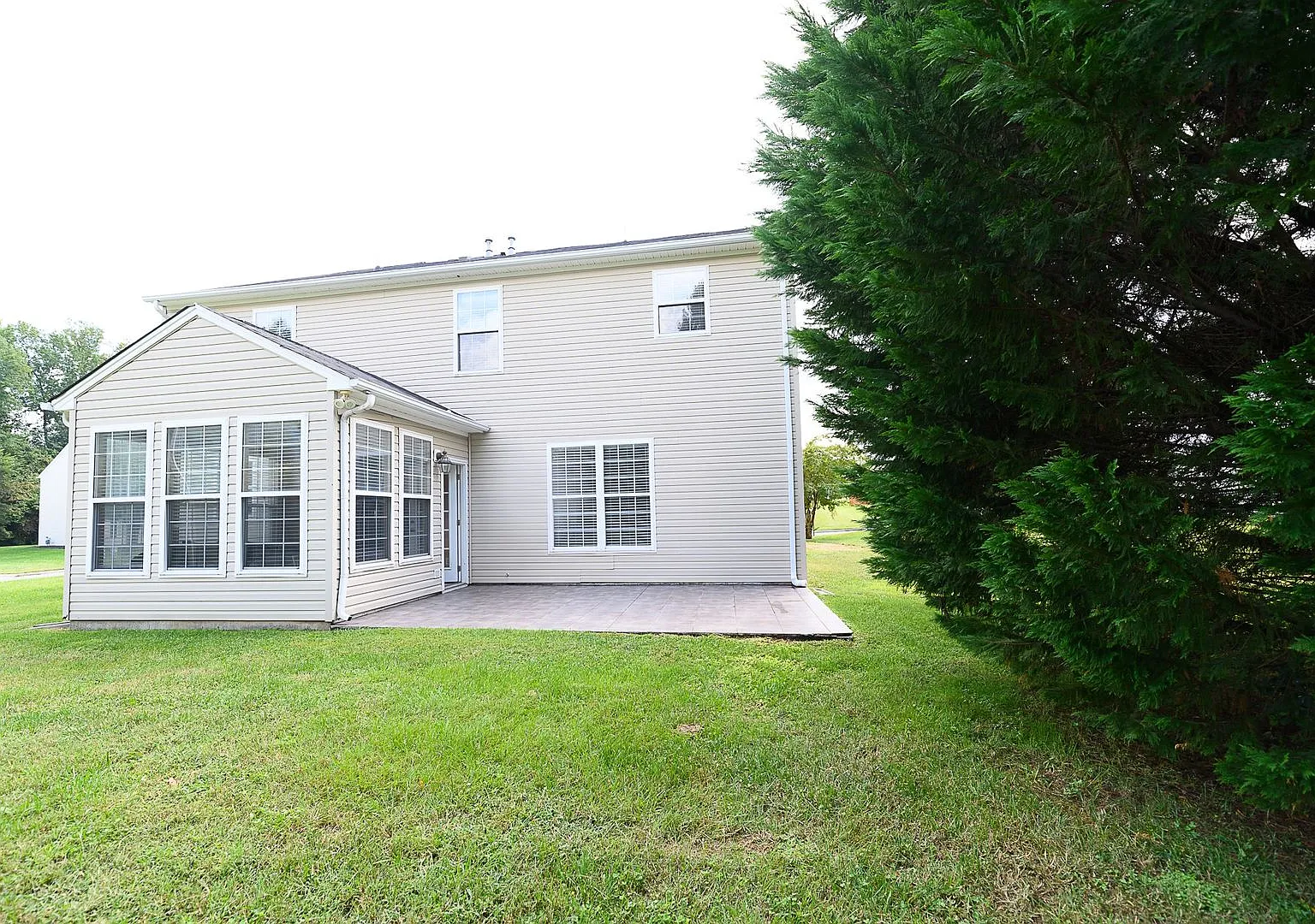 Spacious 4 bedroom and 2.5 Bath Home in Gramercy Park SE Greensboro with 2 car garage — Photo 3