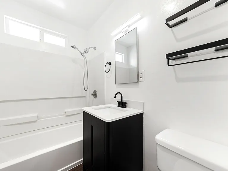 710 W 27th Street — Photo 12