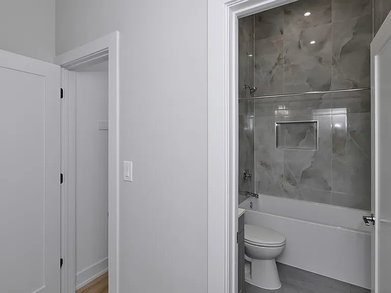 2158 W 18th St #1 — Photo 12