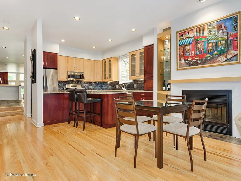 1213 W Roscoe St — Photo 14