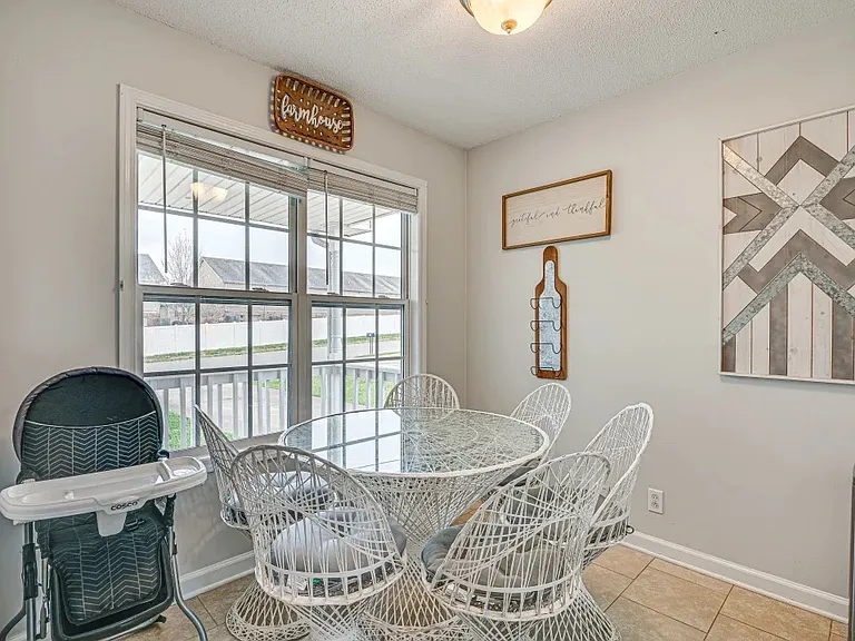 413 Caney Ln — Photo 9