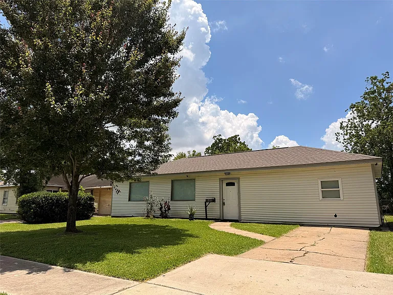 216 Bearle St — Photo 1