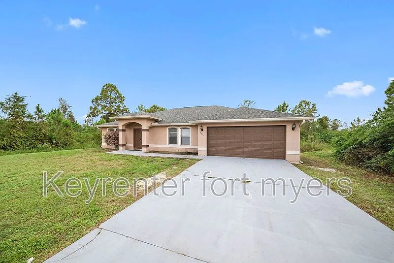 3 bed, 2.0 bath, 2007 sqft, $1,900 — Photo 2